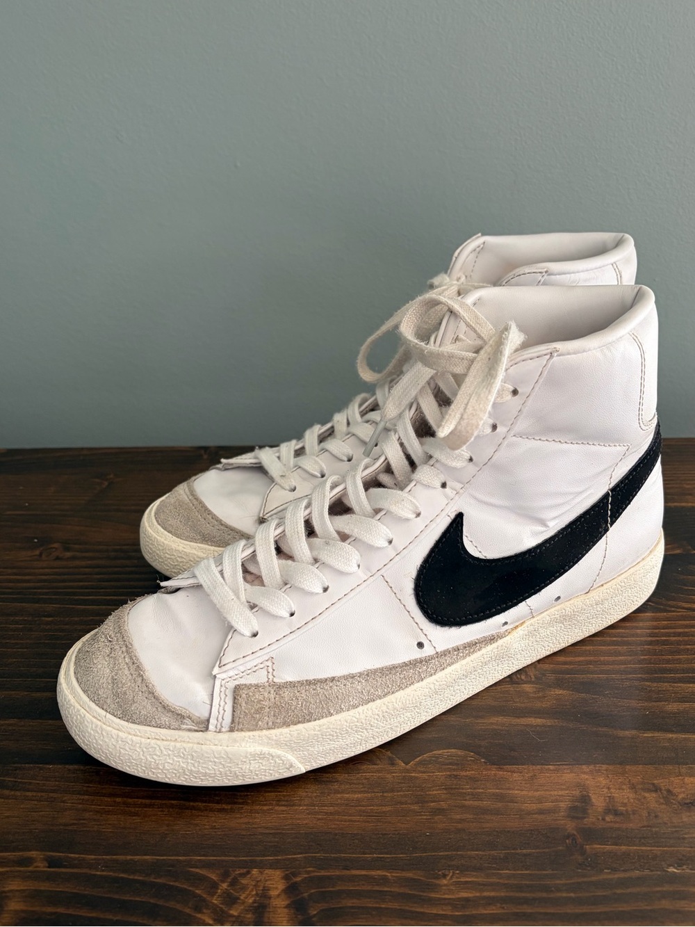 Nike Blazers 77 Mid White with Black Swoosh Athletic Sneakers Men’s 8.5